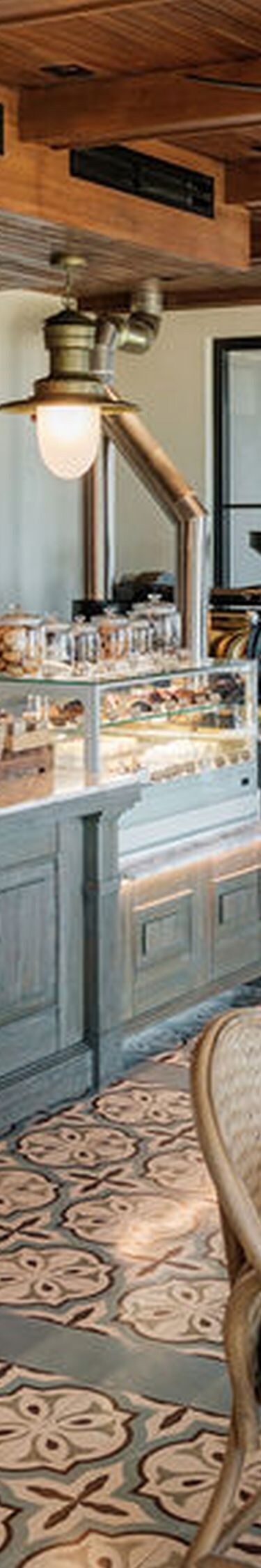 Cafetería con barista y zona de asientos