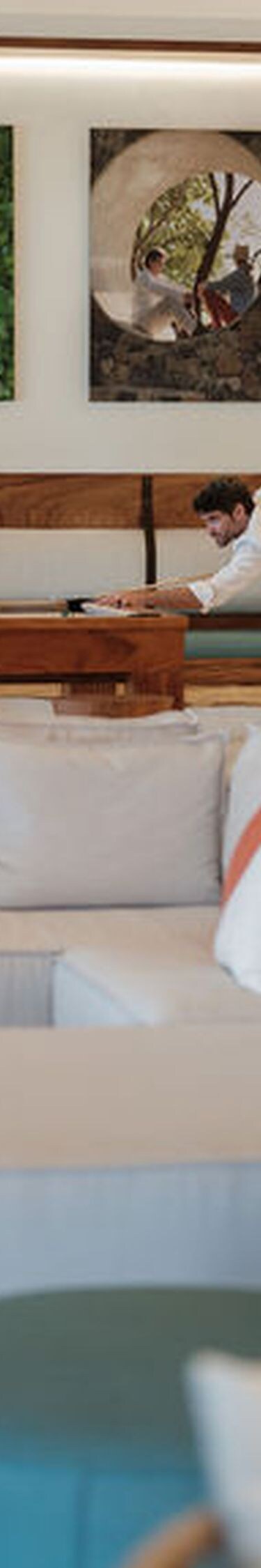 Lounge con mesa de billar y decoración moderna
