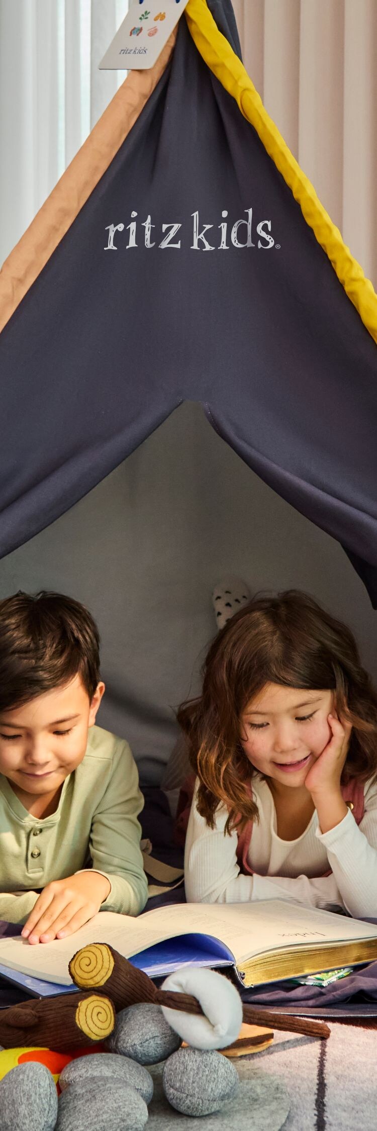 RitzKids, дети читают и раскрашивают, тент
