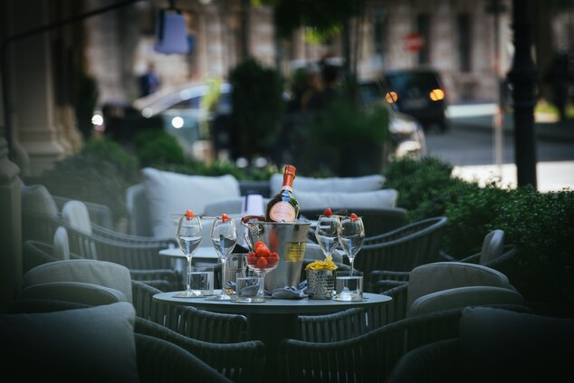 Champagne Laurent-Perrier in the D-Bar Schanigarte