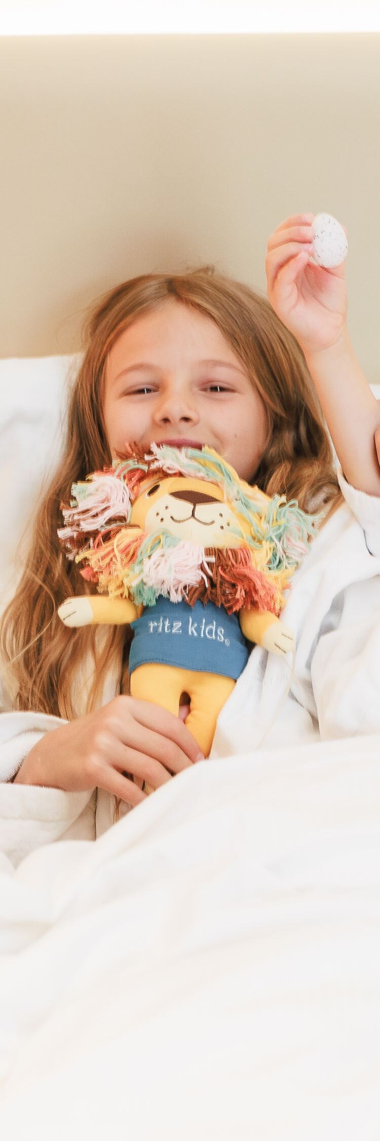 3 Kinder lachen auf dem Bett