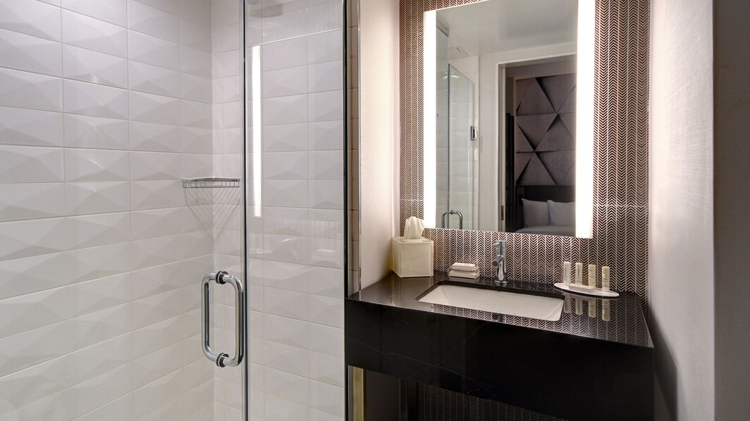 Badezimmer mit Spiegel und bodengleicher Dusche
