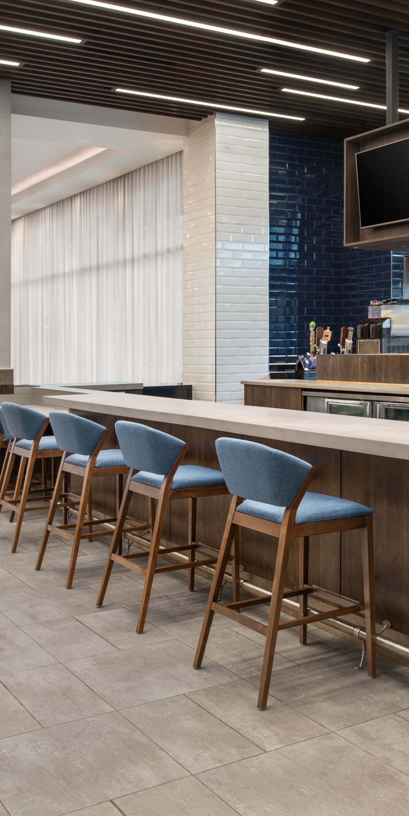 Bar counter with blue upholstered stools