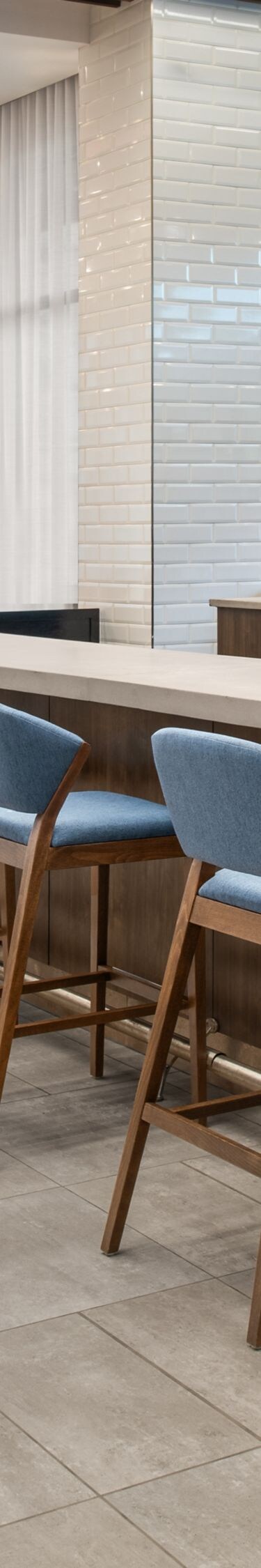 Bar counter with blue upholstered stools