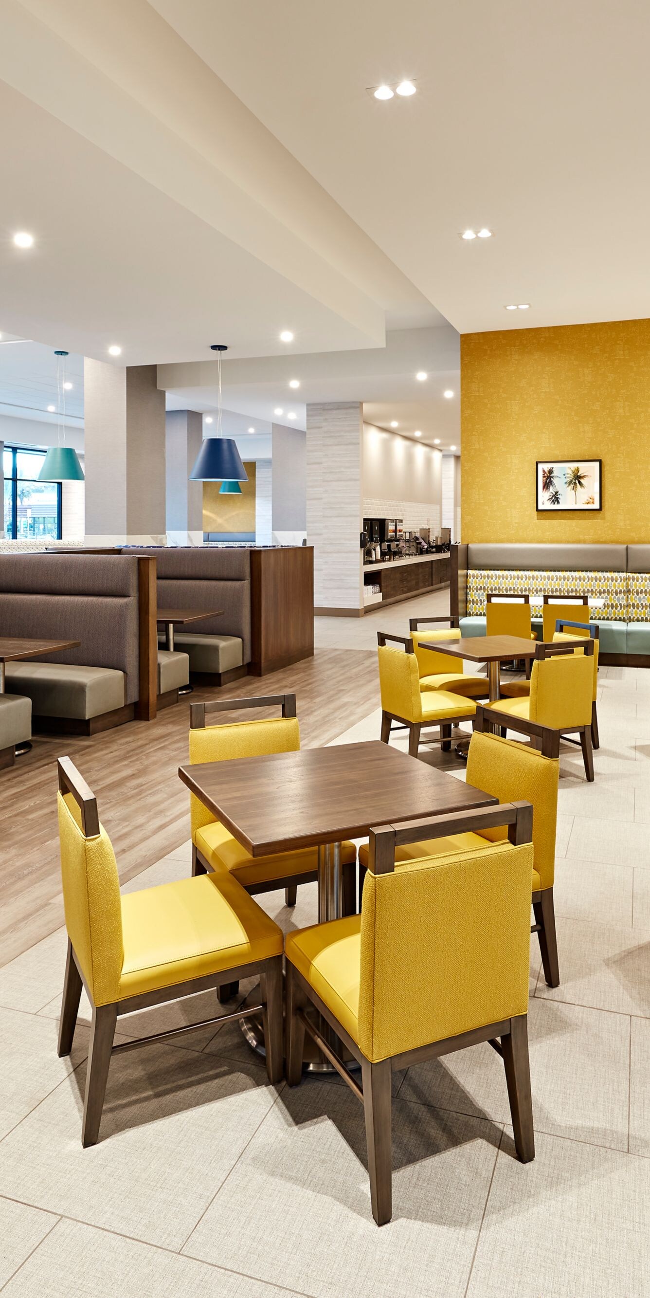 Breakfast room with guest seating area