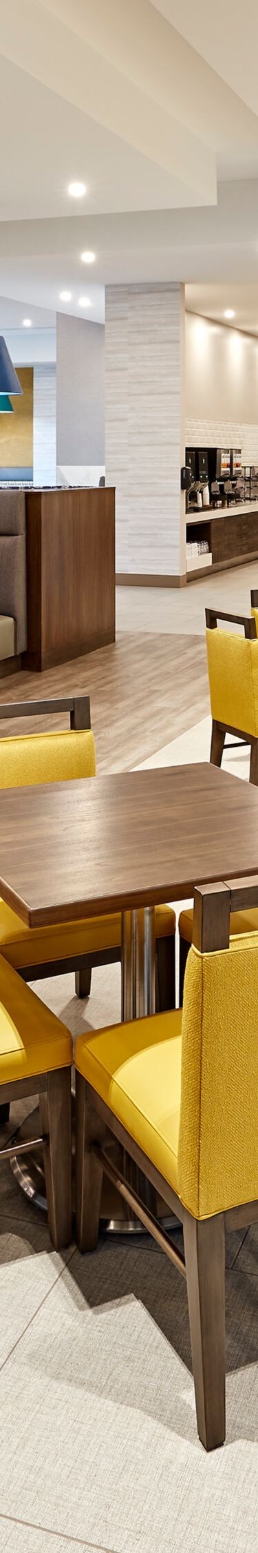 Breakfast room with guest seating area