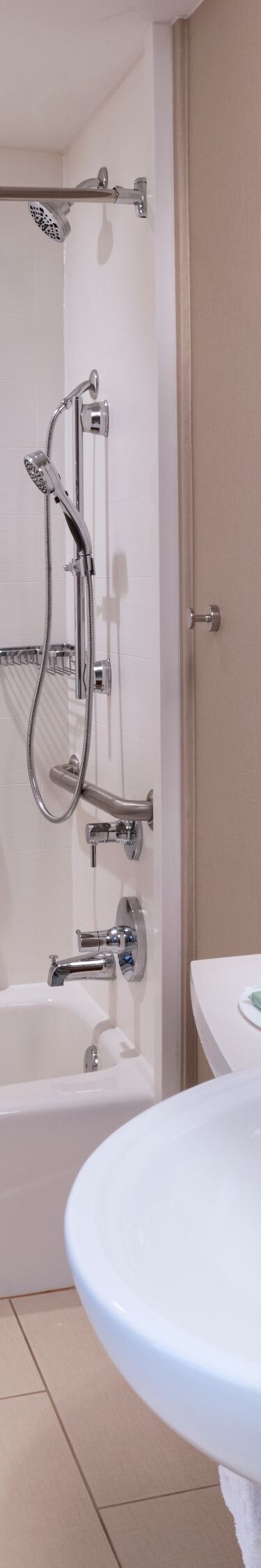 Baño con bañera con instalaciones para personas con necesidades especiales