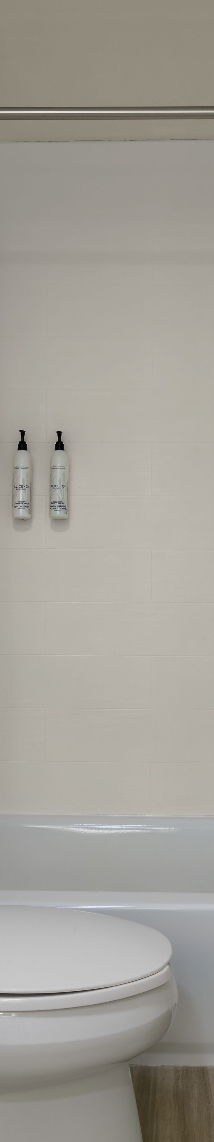 Bathtub/shower with grab bars