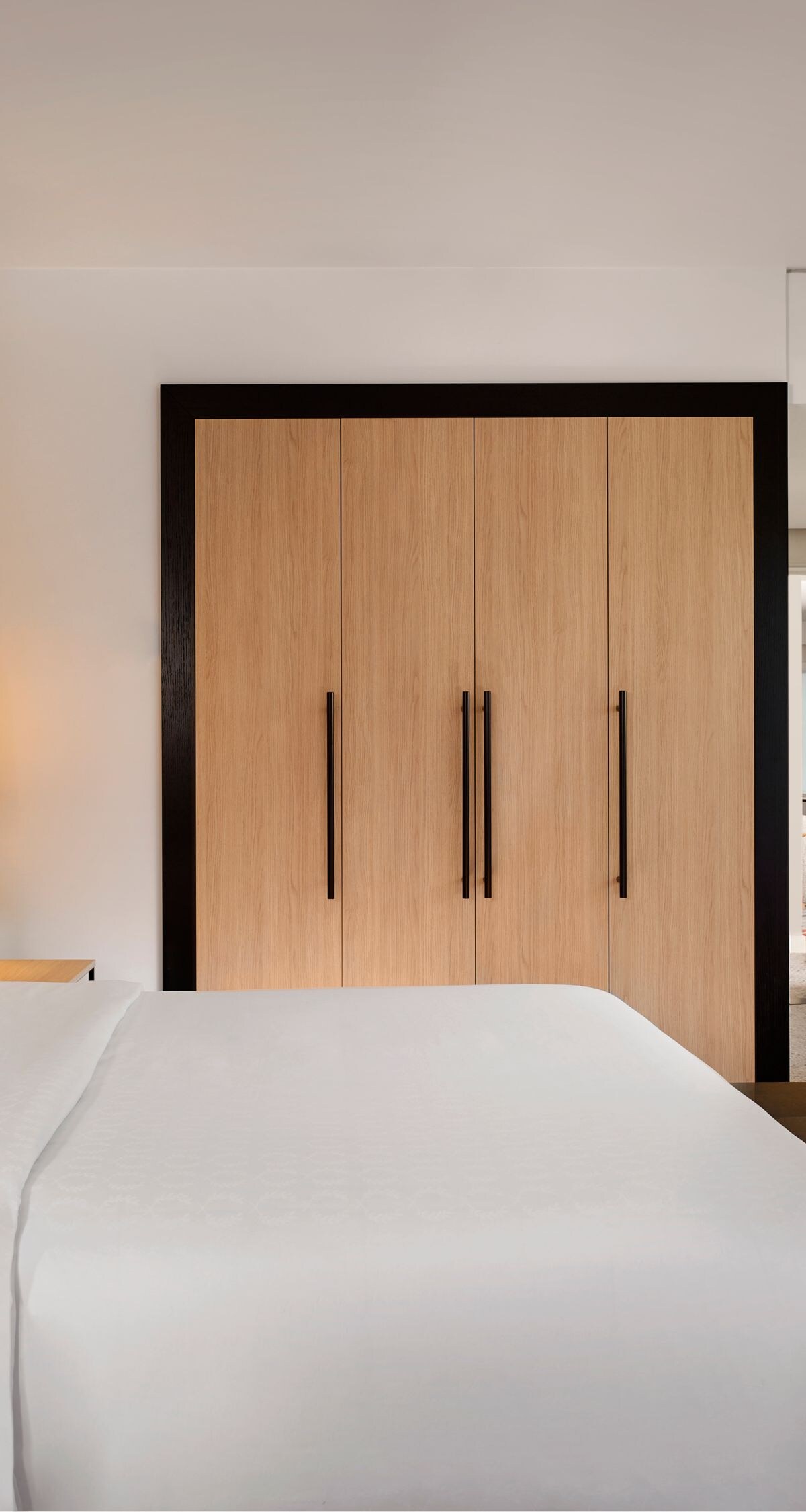 Slaapkamer van suite in het Sheraton met uitzicht over luchthaven