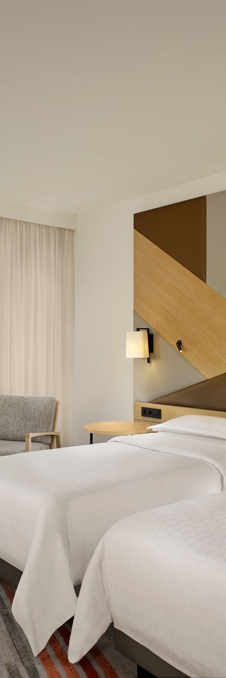 Zimmer mit Twinsize-Betten und Blick auf den Flughafen Amsterdam