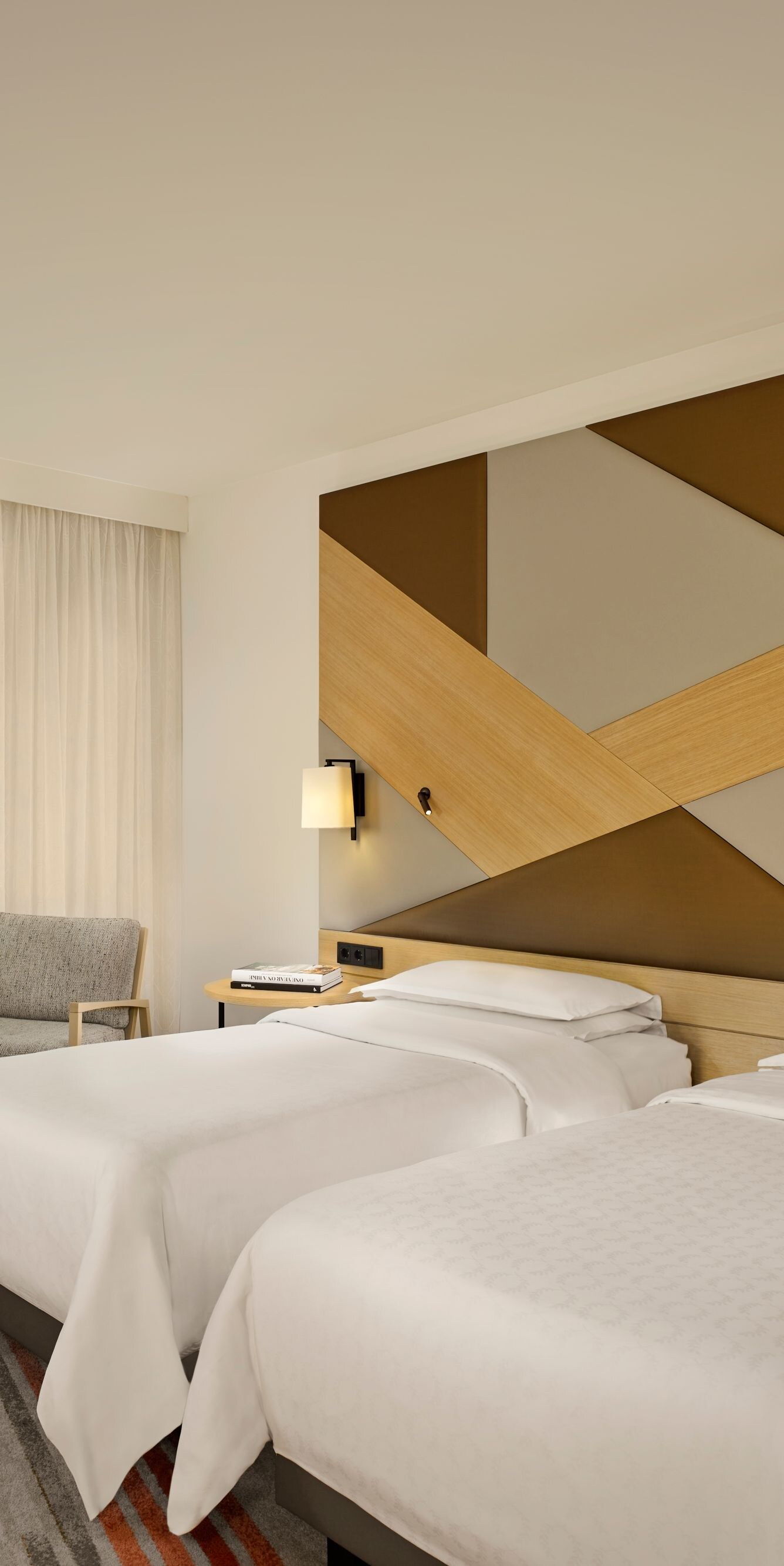 Twinsize-Bett mit Blick auf den Flughafen in Amsterdamer Hotel