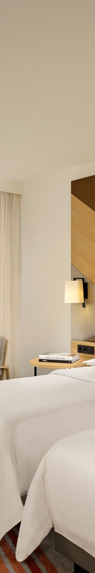 Twinsize-Bett mit Blick auf den Flughafen in Amsterdamer Hotel