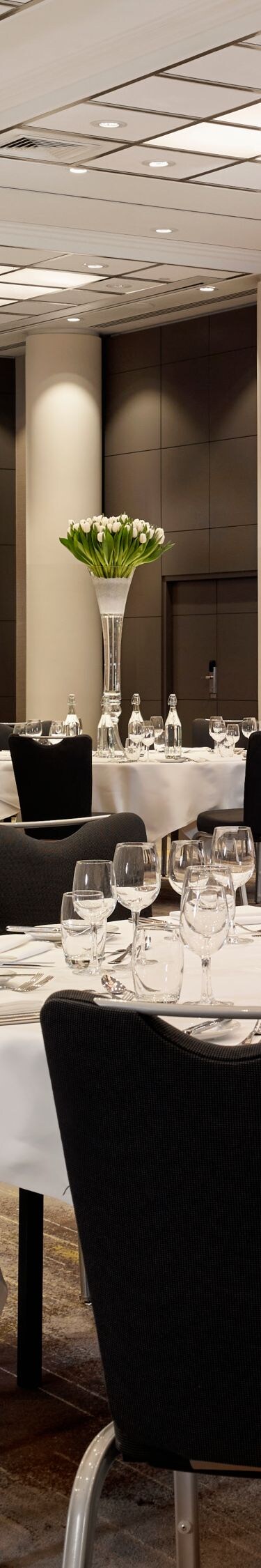 Konferenzhalle Universe mit Bestuhlung für ein Dinner