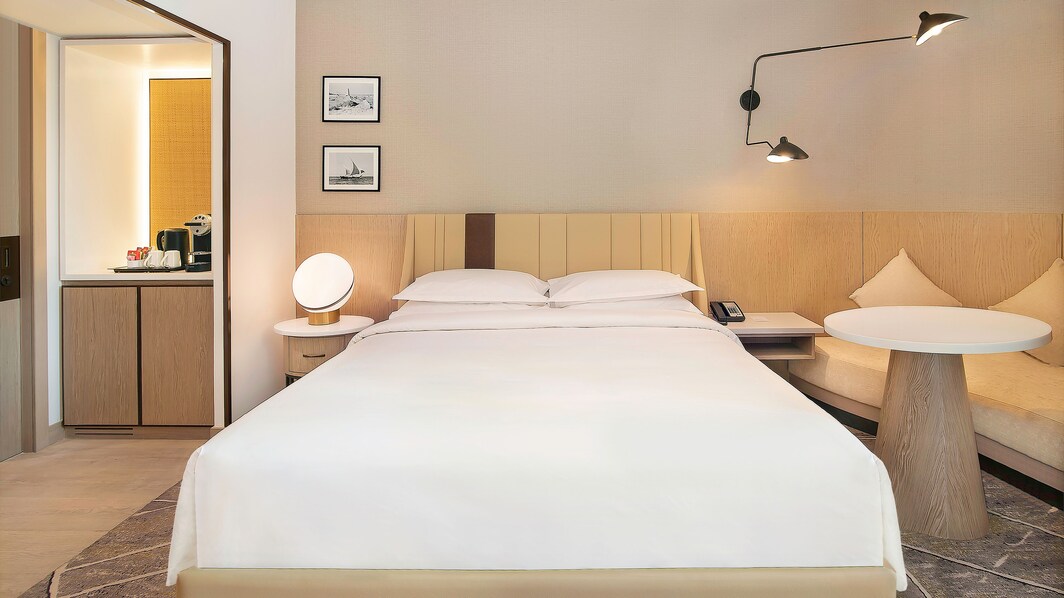 Quarto Club com cama king-size e vista para o resort