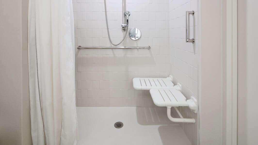 Banheiro para hóspedes com mobilidade reduzida com chuveiro para cadeira de rodas