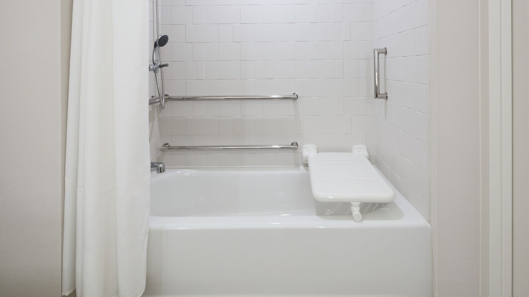 Ванная комната для гостей с ограниченными подвижностью – совмещенные ванна и душ