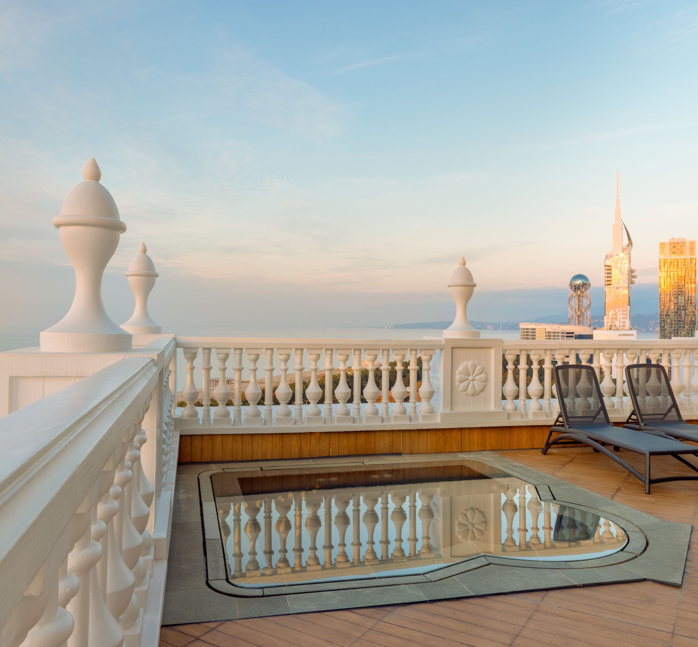 Panoramic terrace with a personal hot tub 