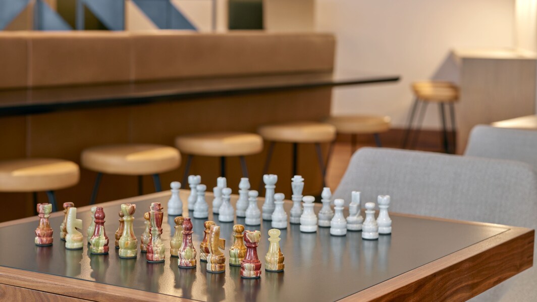 foto de tabuleiro de xadrez, detalhe do club lounge