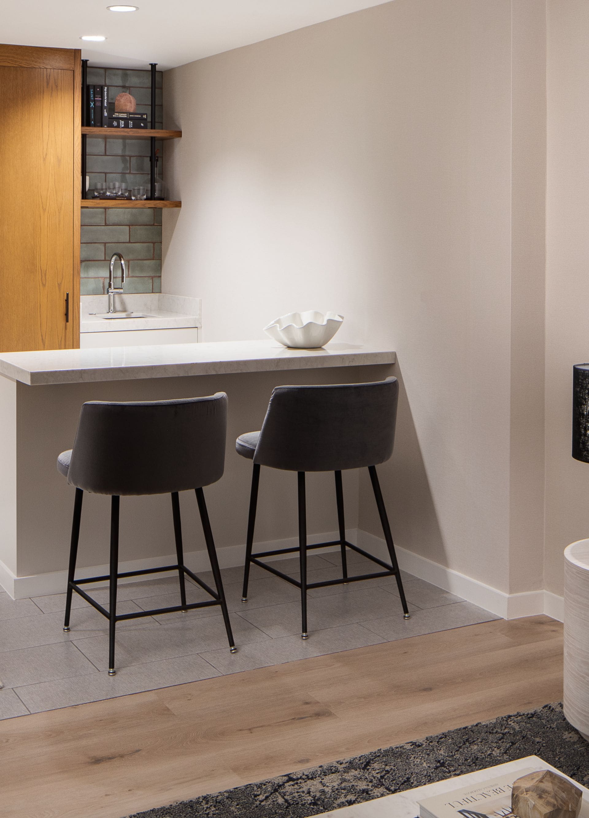 Deluxe one bedroom suite wet bar with sitting area