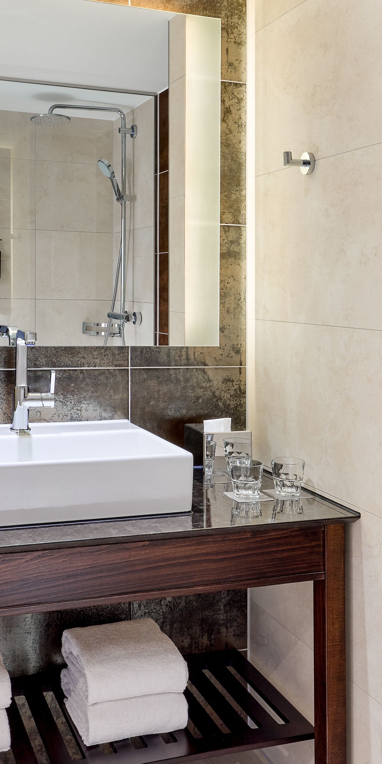 Bad, Dusche, Spiegel