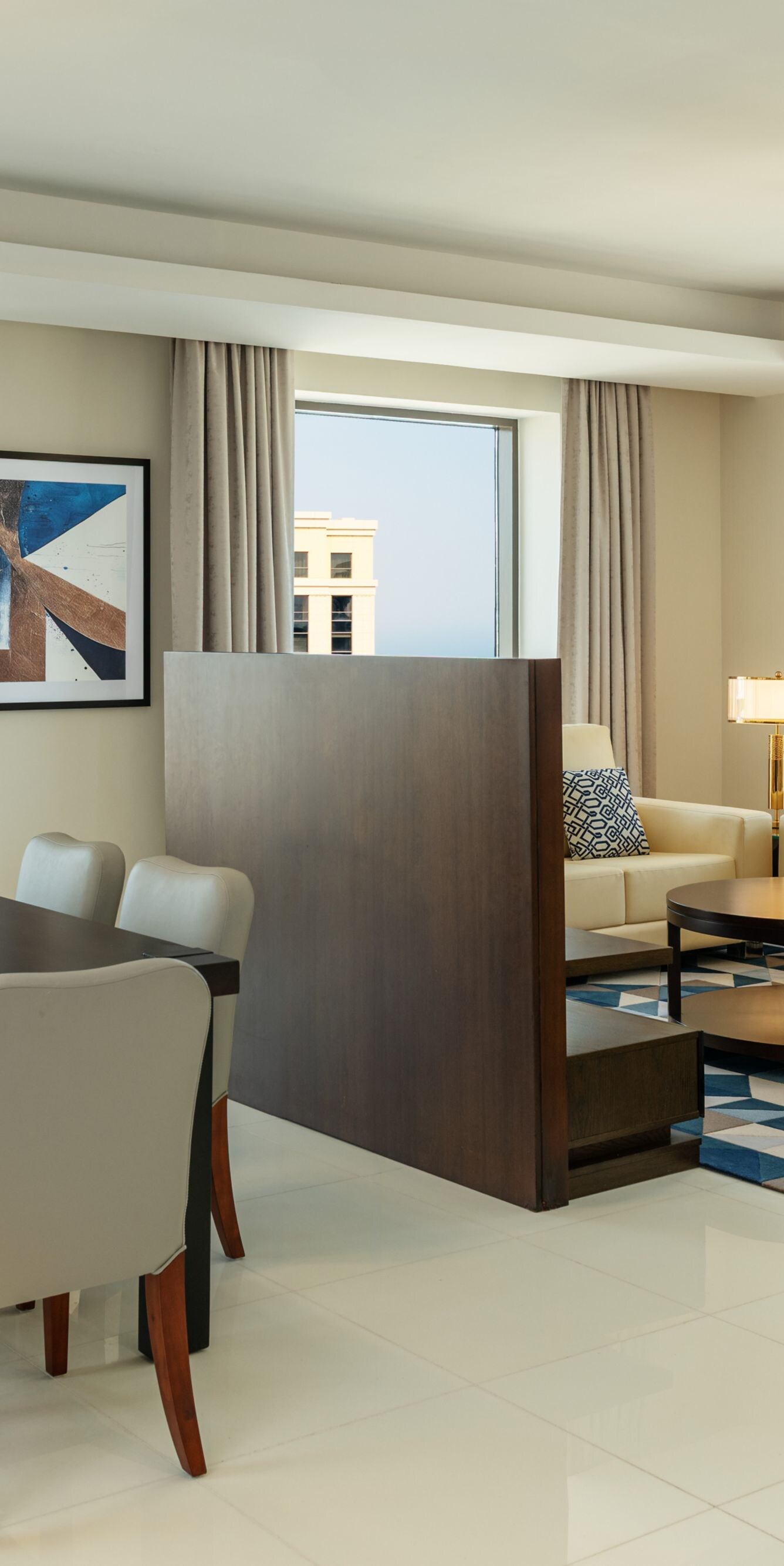 Woonkamer van de penthouse suite met open indeling.