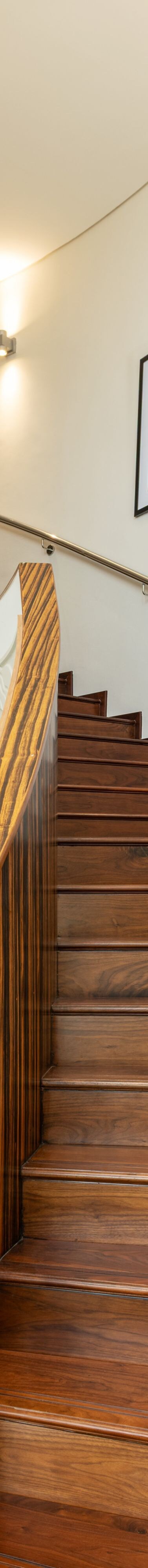 Gebogen houten trap in de penthouse suite.