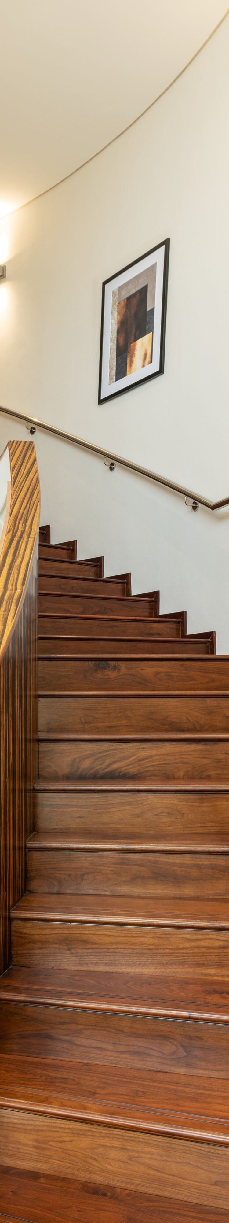 Gebogen houten trap in de penthouse suite.