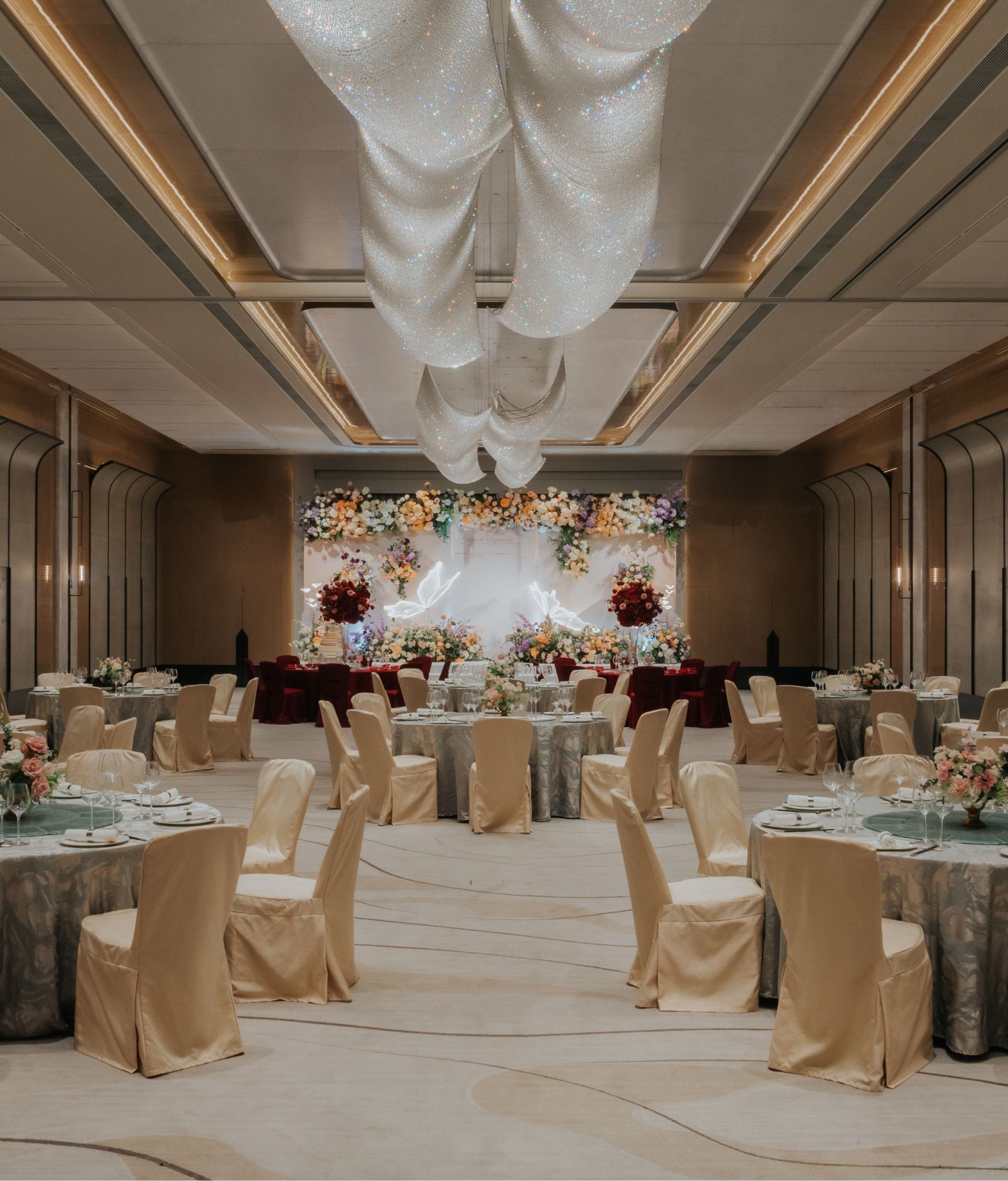 円卓を並べた「Grand Ballroom」。