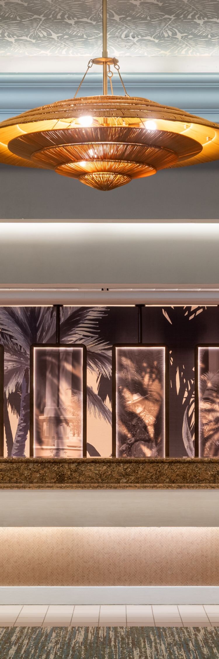 Recepción con arte de palmeras e iluminación dorada