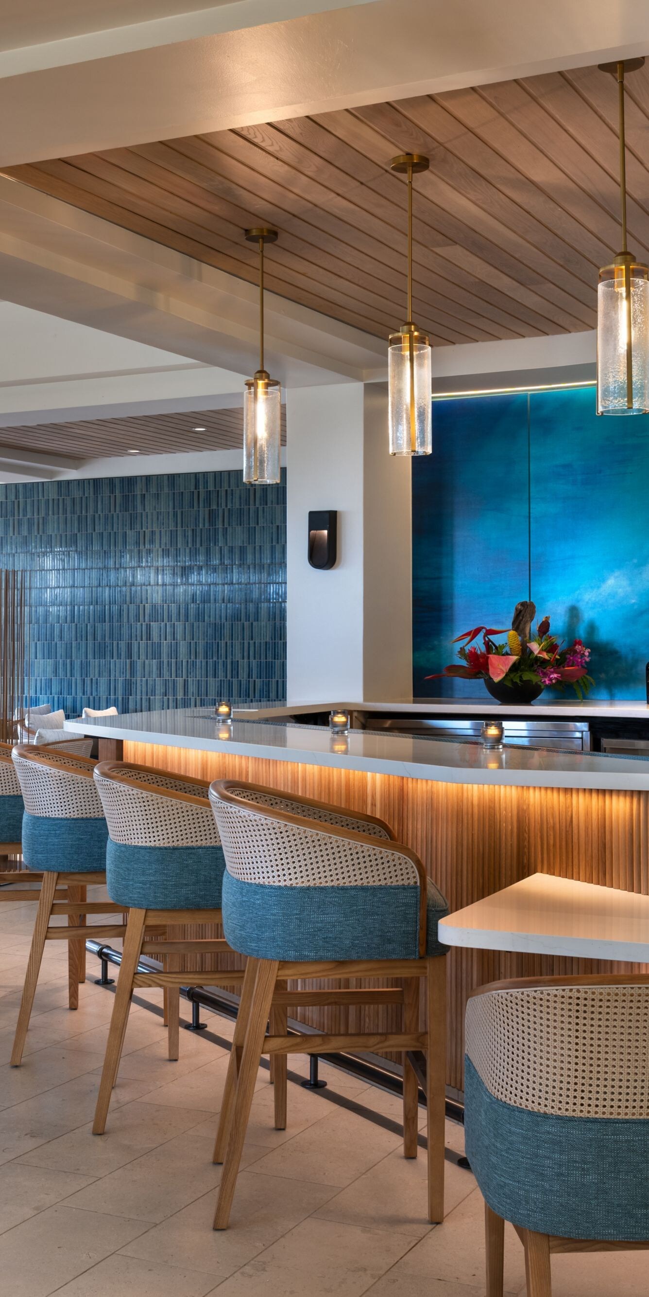 Moderne Bar mit blauen Wand- und Holzakzenten