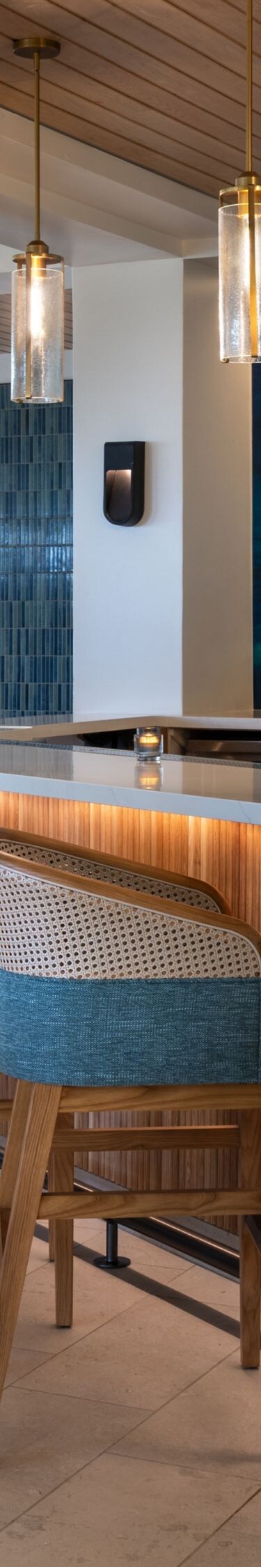 Moderne Bar mit blauen Wand- und Holzakzenten