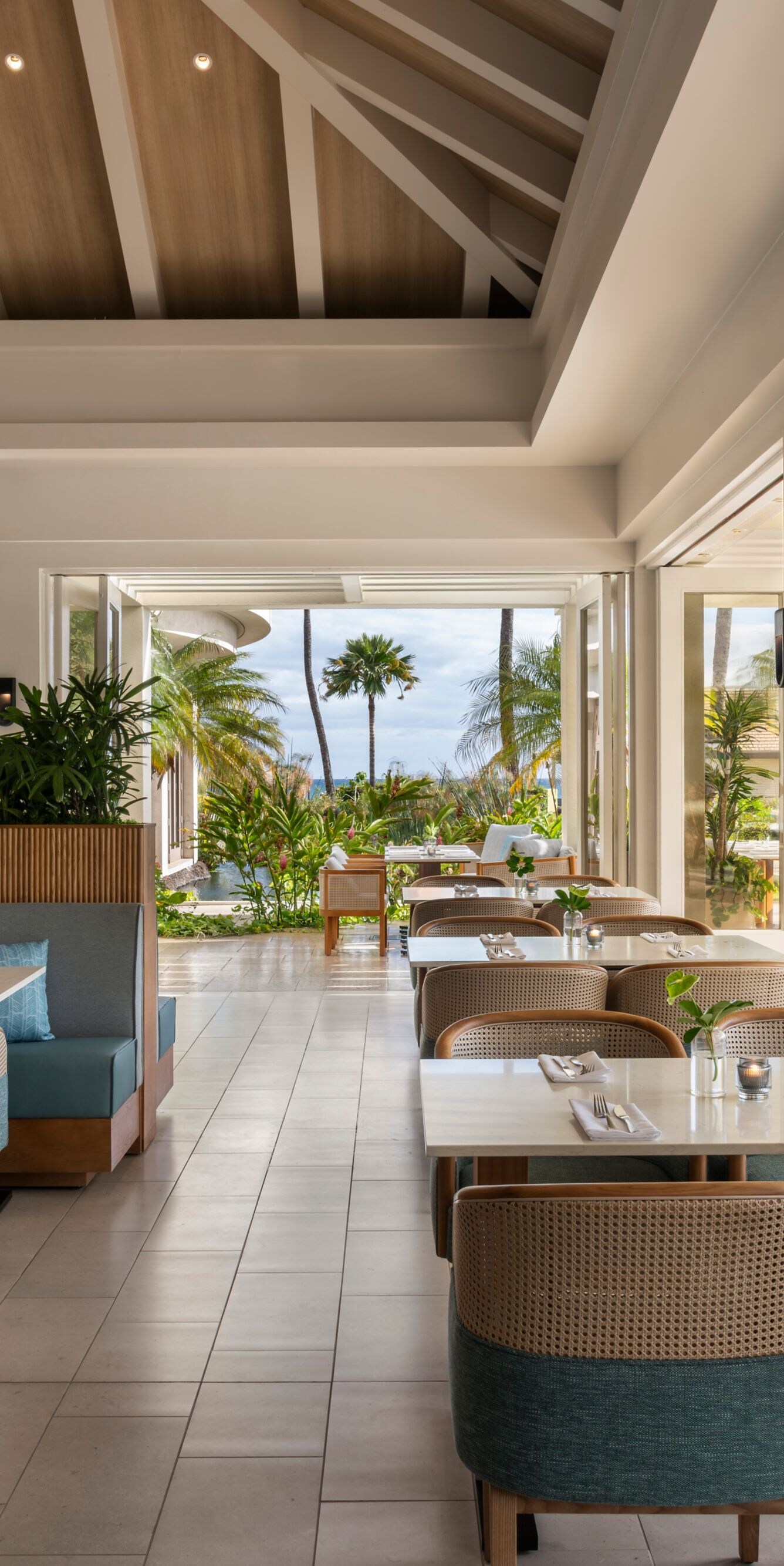 Restaurant mit offener Terrasse und Palmen