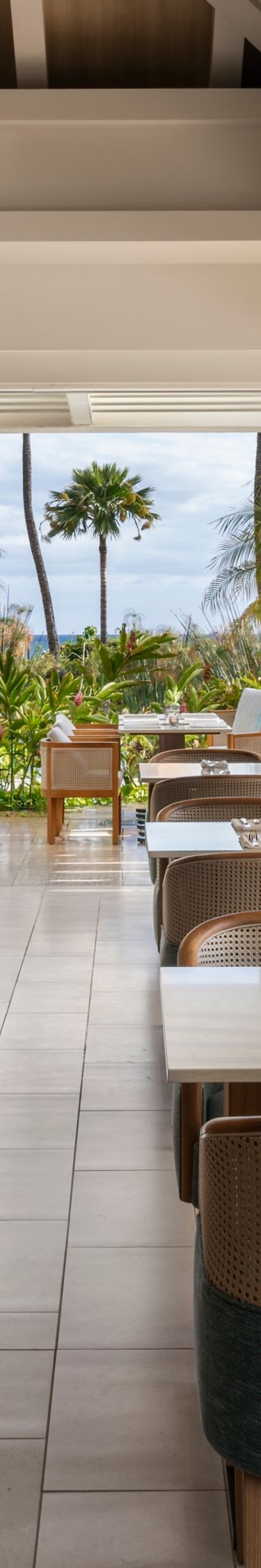 Restaurant mit offener Terrasse und Palmen