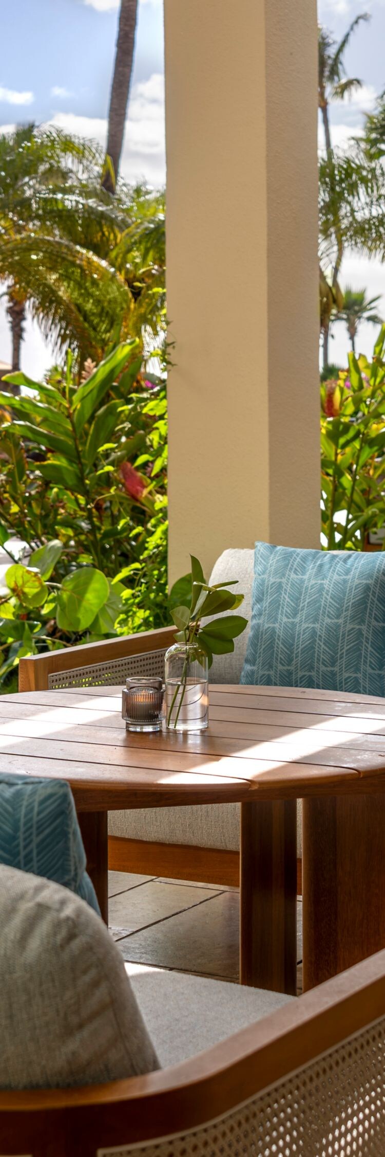 Lounge im Freien mit Blick auf Garten und Teich