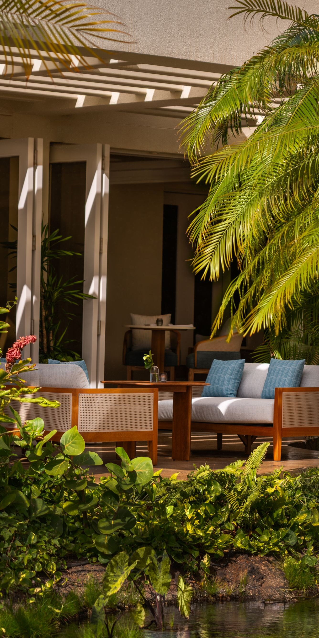 Lounge im Freien mit Blick auf den tropischen Garten