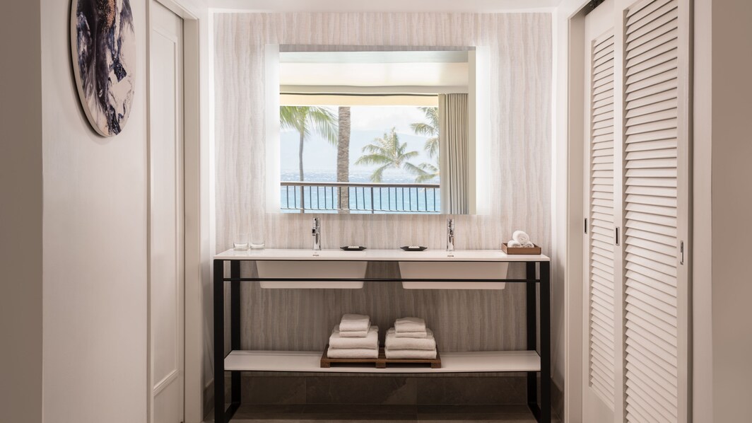Ocean View One-Bedroom Suite Bathroom