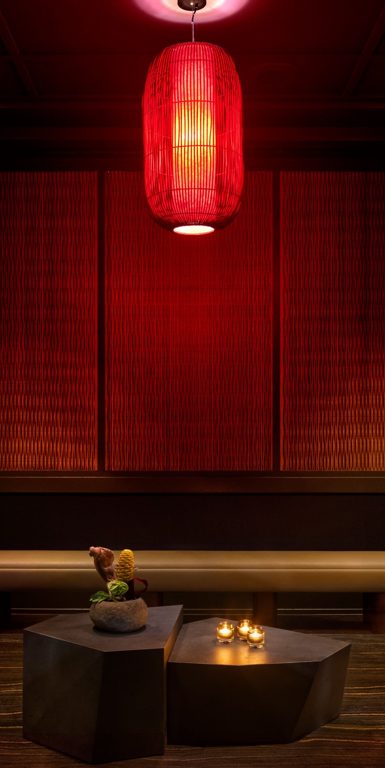 Restaurant-Lounge mit rotem Laternenlicht
