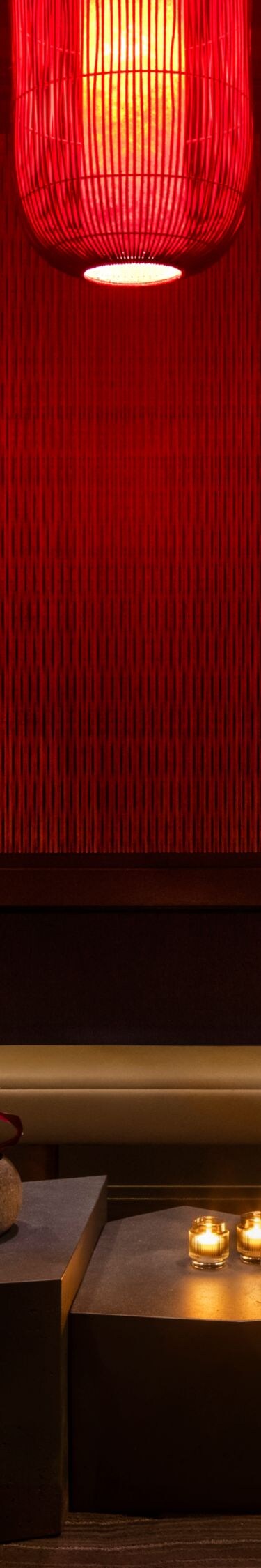 Restaurant-Lounge mit rotem Laternenlicht