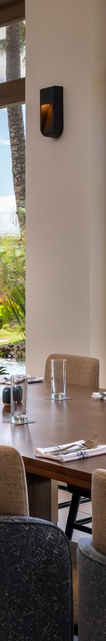 Speisebereich mit Blick auf den Garten und Teich