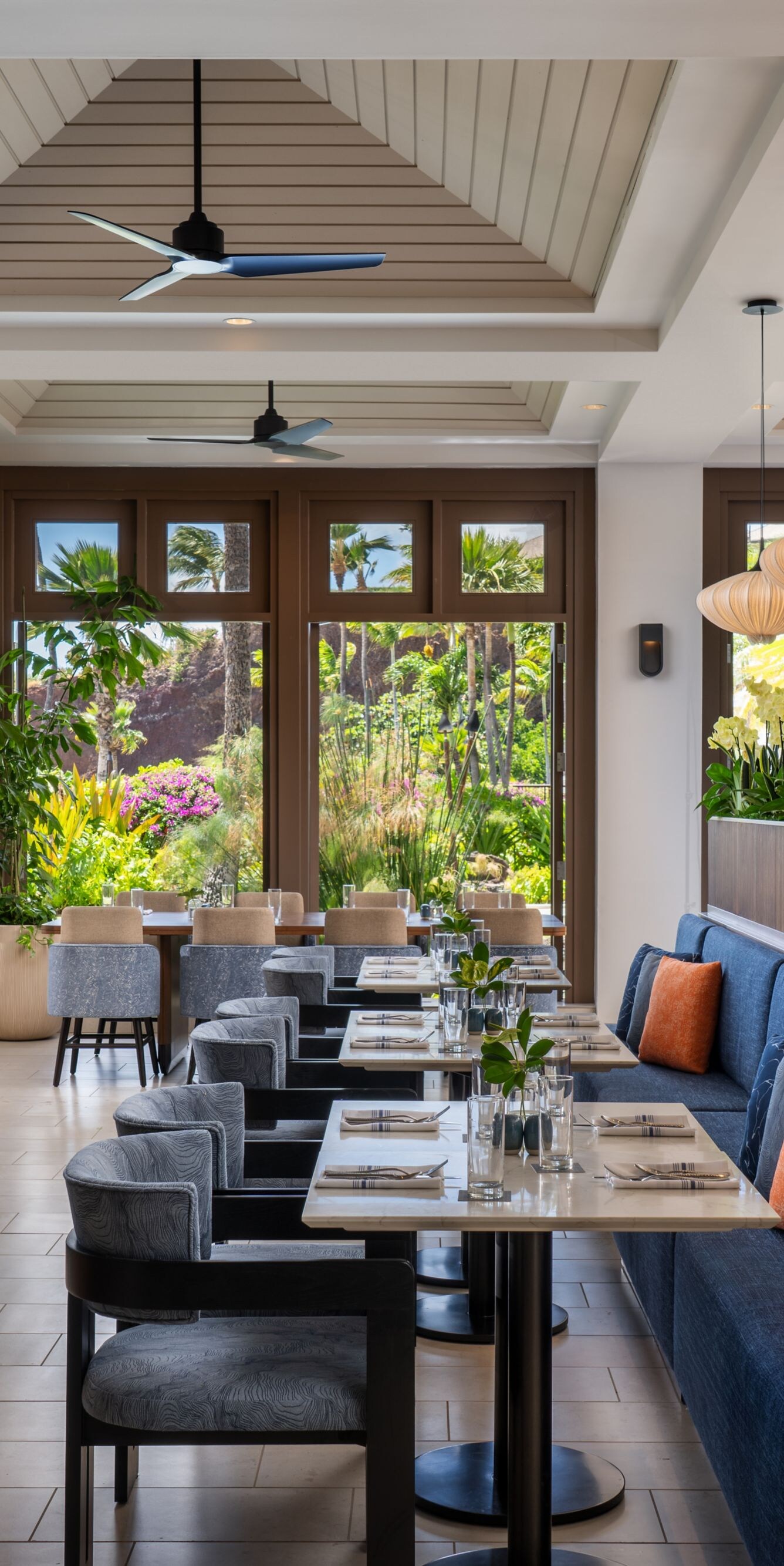 Restaurant mit blauen Sitznischen und Blick auf den Garten