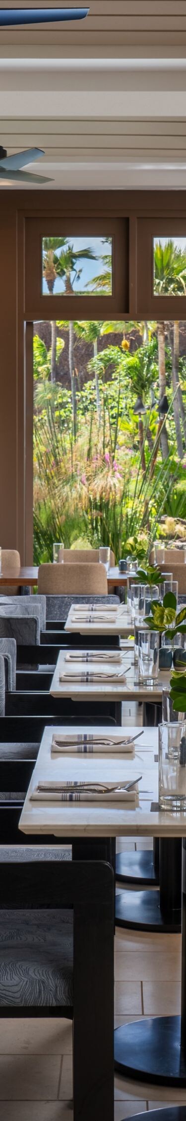 Restaurant mit blauen Sitznischen und Blick auf den Garten