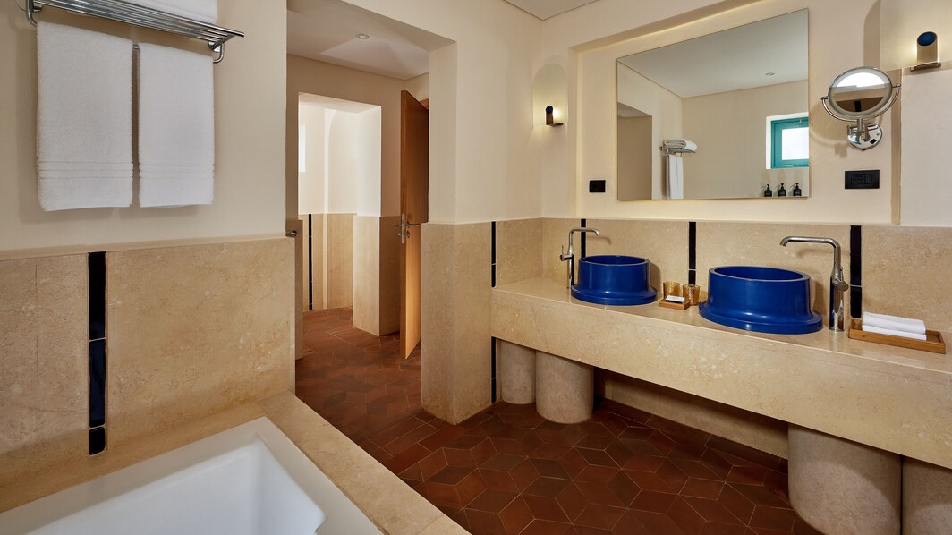 Executive_Suite_Bathroom_bathtub_shower_amenities