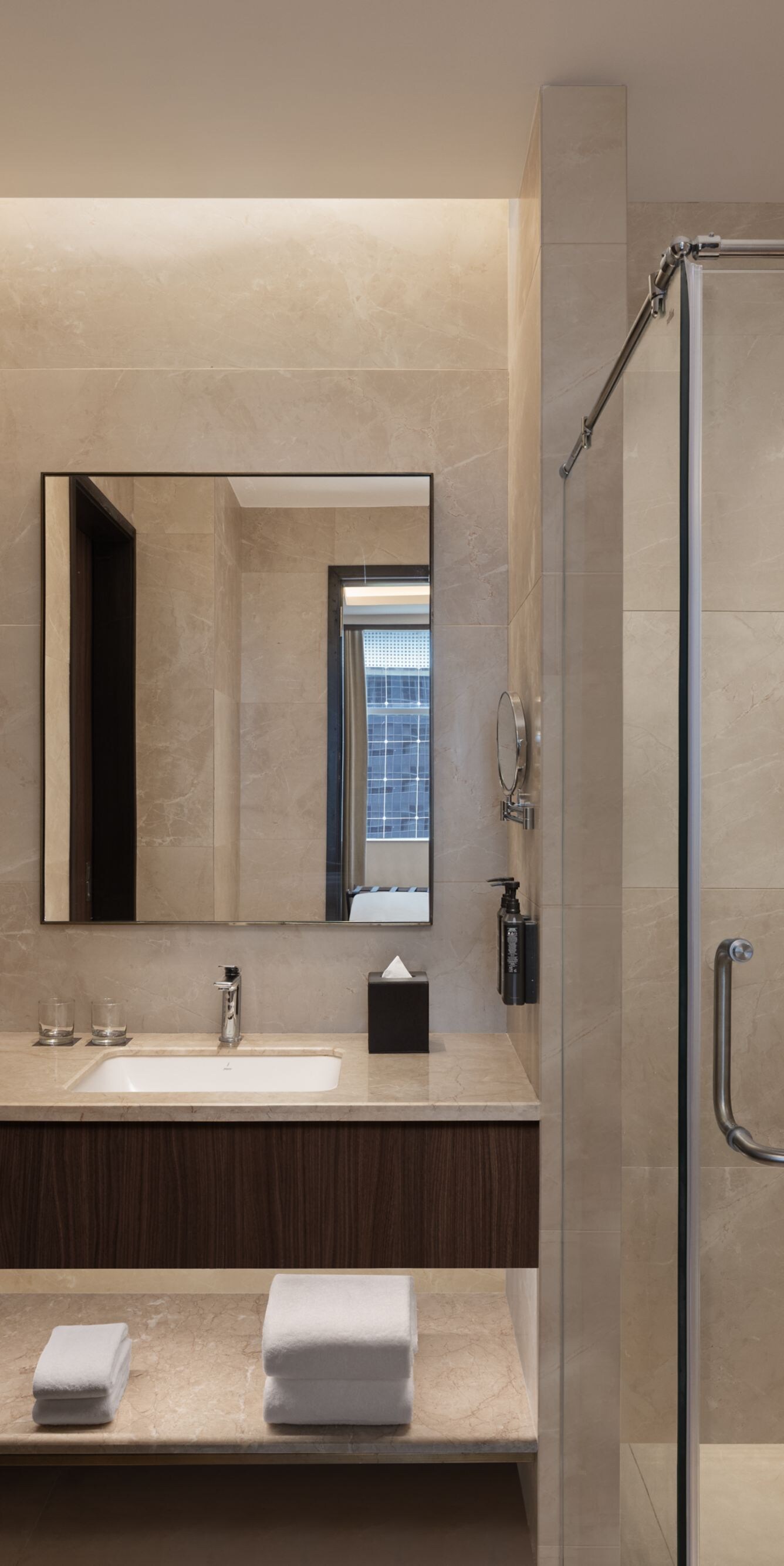 1BHK बाथरूम, शॉवर के साथ