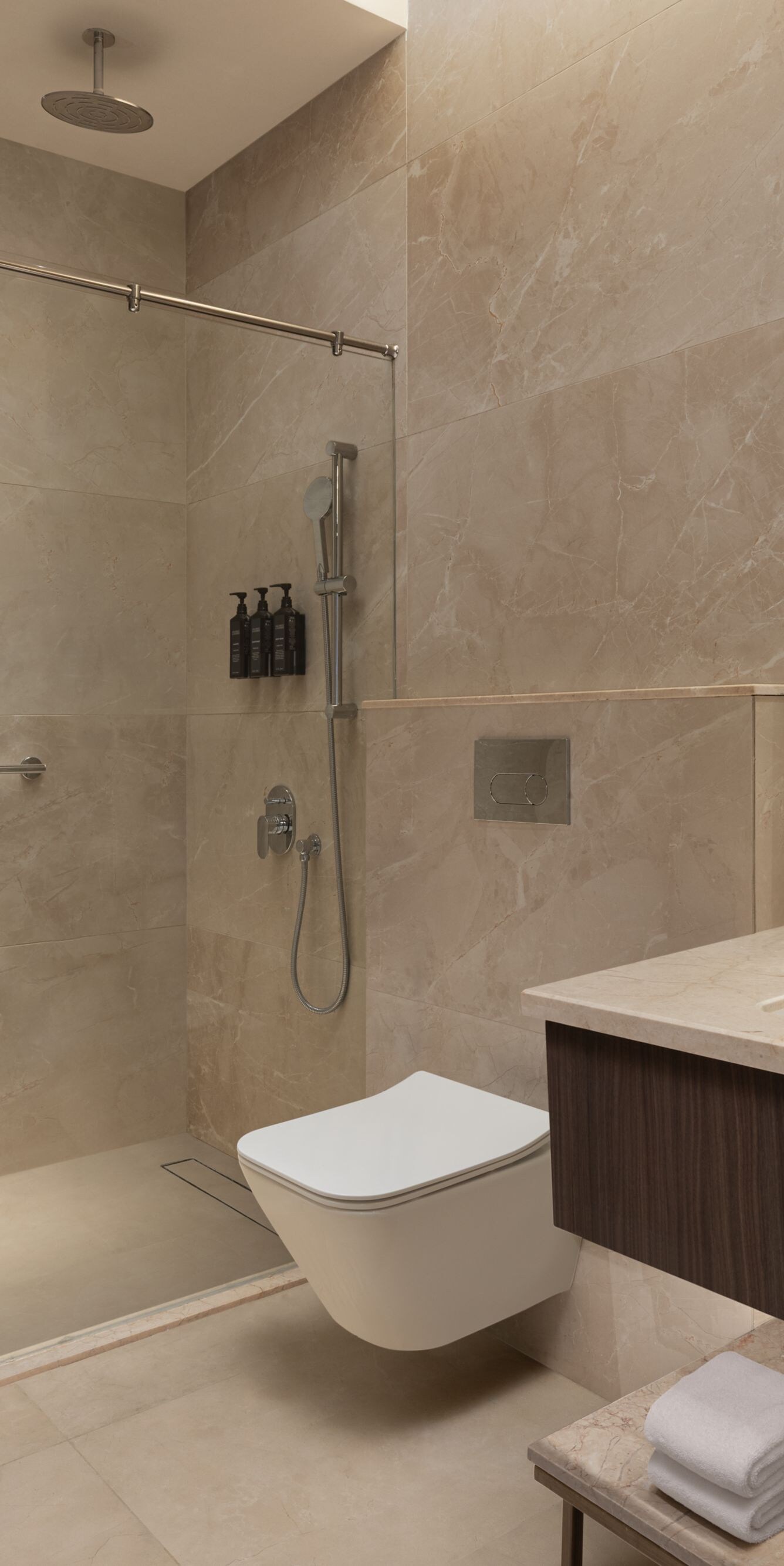 2BHK बाथरूम, वैनिटी के साथ