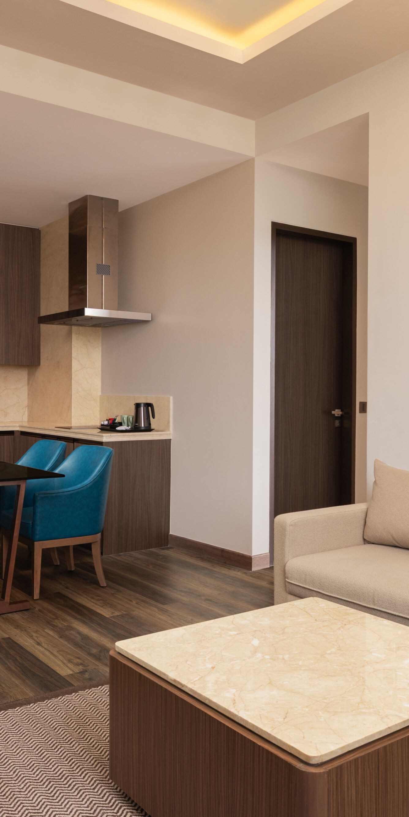 विशाल 2BHK लिविंग रूम