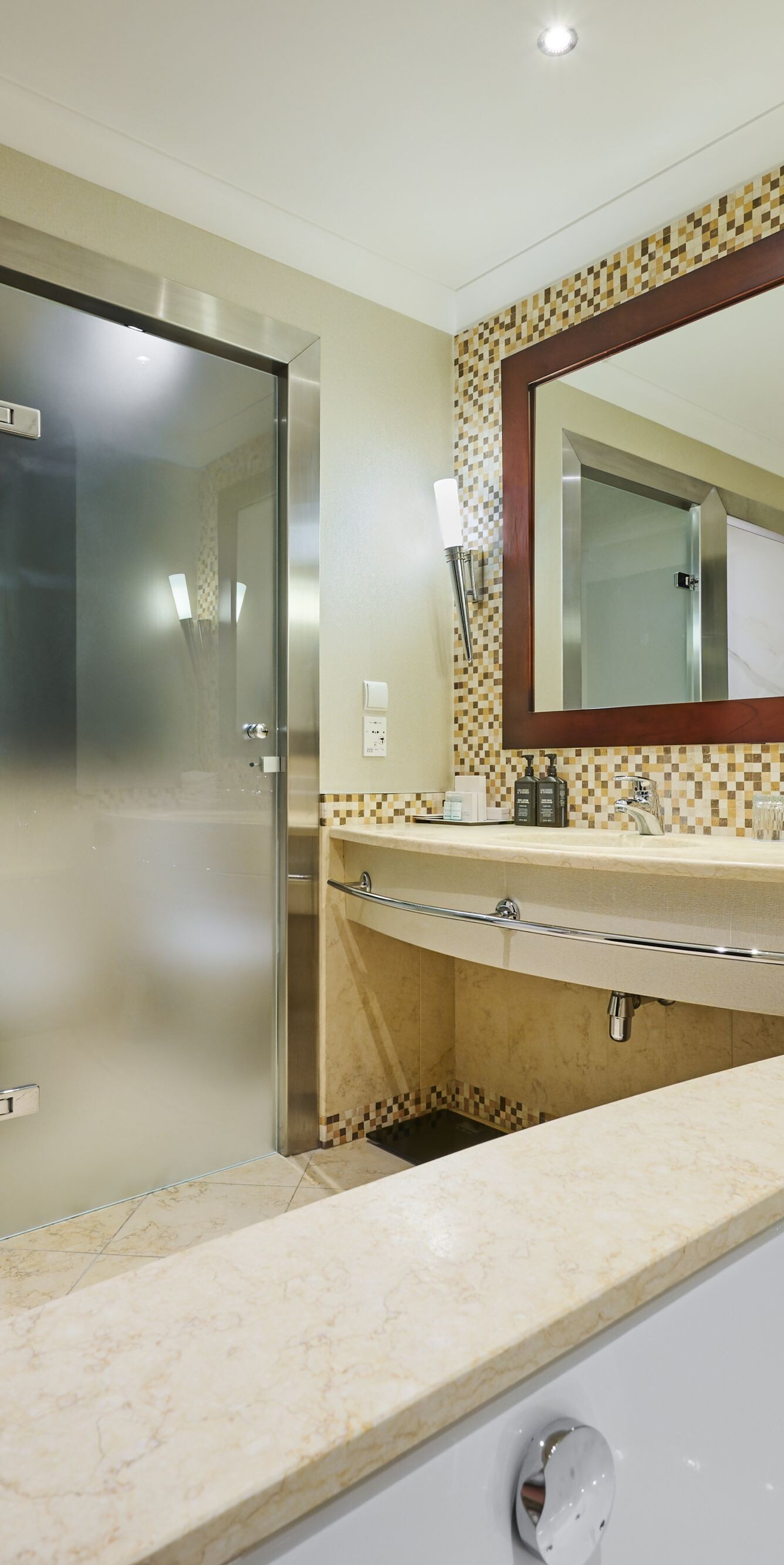 Wawel Royal Suite bathroom with bathtub and shower