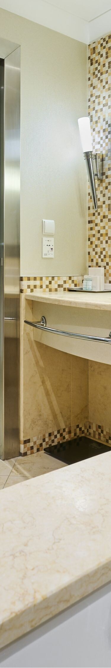 Wawel Royal Suite bathroom with bathtub and shower