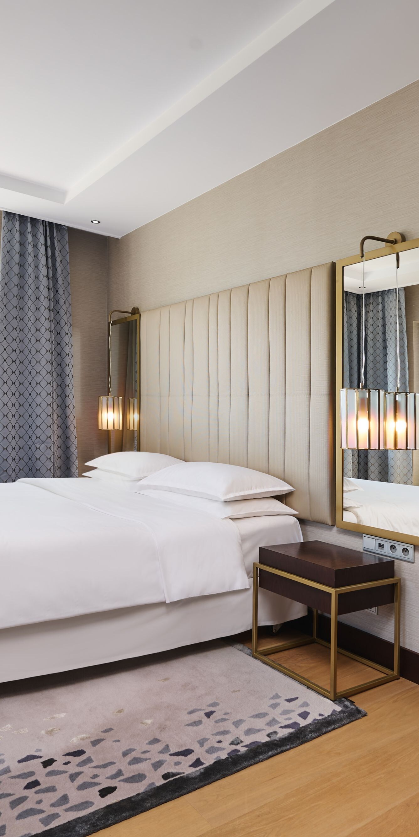 Wawel Royal Suite bedroom and living area