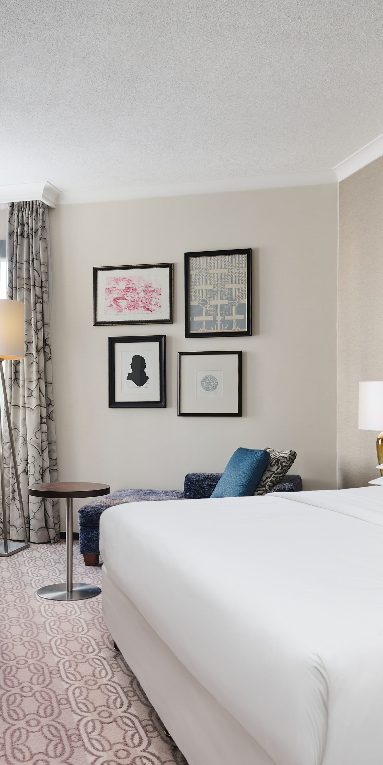 Deluxe Room with king bed and seating area