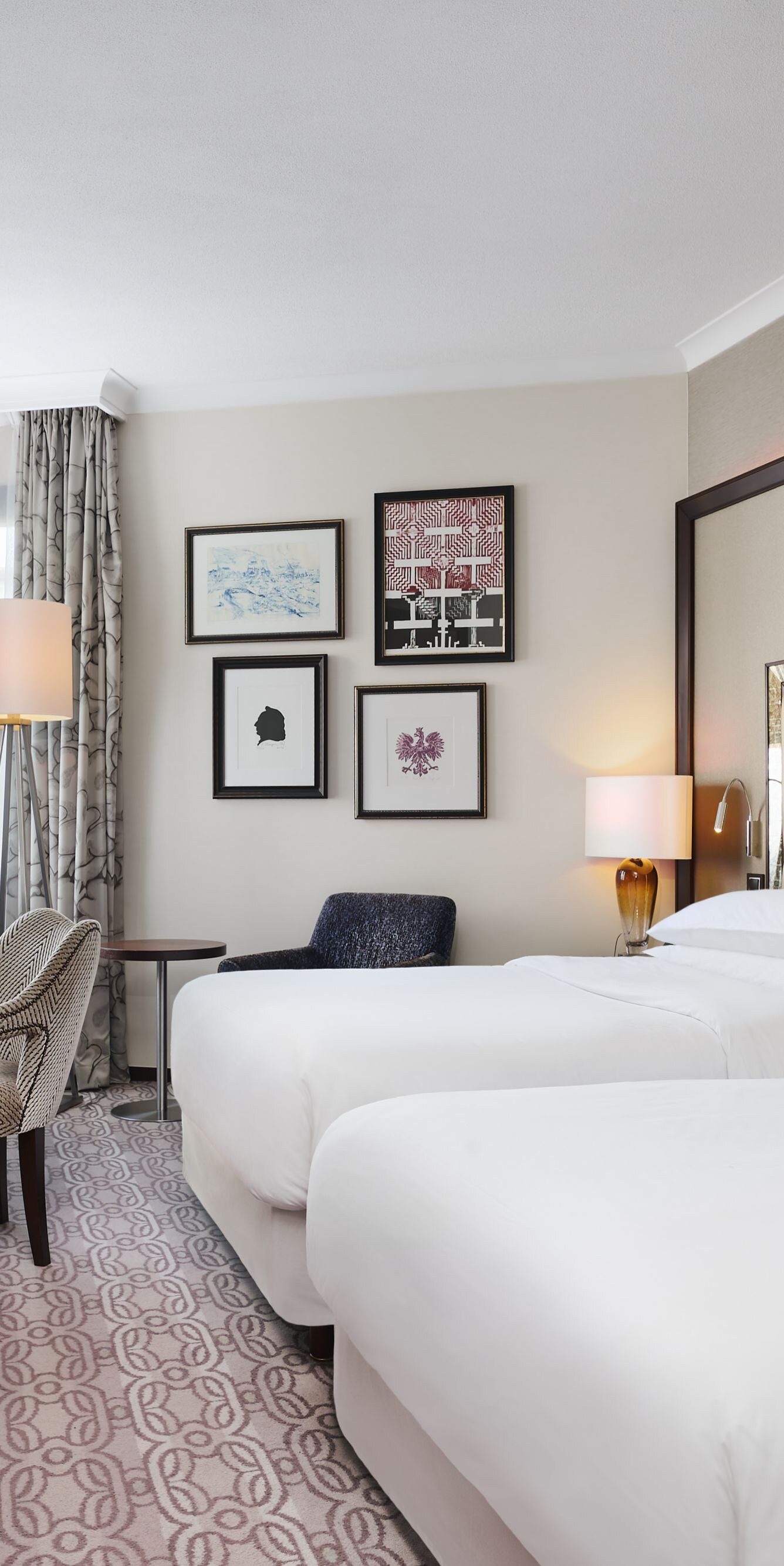 Deluxe Room with twin beds and seating area